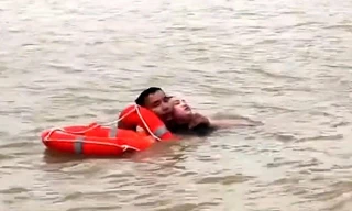 Người phụ nữ rơi từ cầu Bính xuống sông Cấm