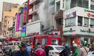Cháy tiệm rượu lúc cao điểm, giao thông trung tâm TPHCM hỗn loạn
