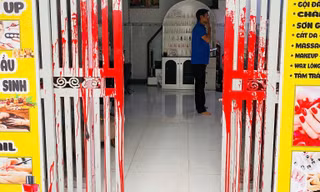 Tạt sơn nhầm nhà, 2 đối tượng bị bắt