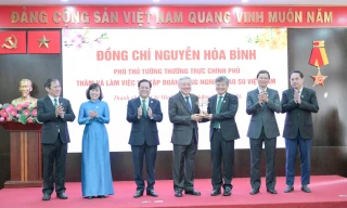 Phó Thủ tướng Thường trực Nguyễn Hòa Bình định hướng tăng trưởng bền vững của ngành cao su