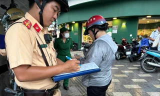 Chạy xe lên vỉa hè, nhiều người nhận mức phạt đến 6 triệu đồng