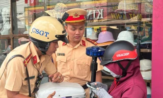 Người dân TP HCM bất ngờ khi được quét mã QR Code nộp phạt tại chỗ