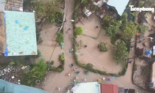 Hai trực thăng của Trung đoàn Không quân 917 thả hàng cứu trợ vùng lũ