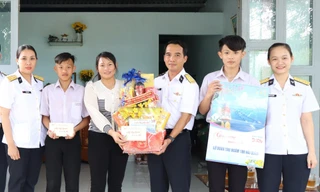 Bộ đội tàu ngầm tri ân cựu chiến binh và gia đình chính sách