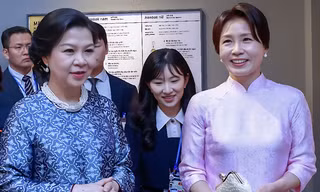 Đệ nhất phu nhân Hàn Quốc yêu thích áo dài Việt Nam