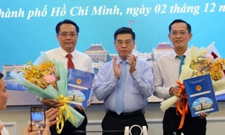 Chủ tịch UBND tỉnh Trần Duy Đông trao quyết định bổ nhiệm và tặng hoa chúc mừng Giám đốc Sở Dân tộc và Tôn giáo Nguyễn Hải và Chánh Thanh tra tỉnh Nguyễn Văn Thắng. Ảnh: VOV