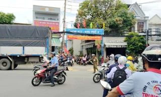 Chở con đi tìm nhà trọ nhập học, 2 mẹ con bị cuốn vào gầm xe tải tử vong