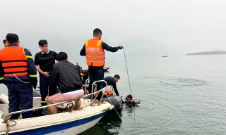 Vụ lật tàu ở hồ Thác Bà: 'Người nhái' Hải quân tìm thấy một nạn nhân