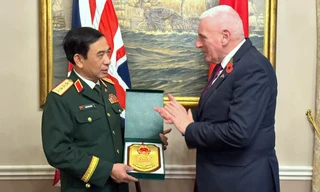 Đại tướng Phan Văn Giang và Quốc vụ khanh Quốc phòng Anh Vernon Coaker nhất trí giao các cơ quan chức năng của hai Bộ Quốc phòng tích cực thúc đẩy, triển khai các nội dung được thống nhất trong cuộc gặp.