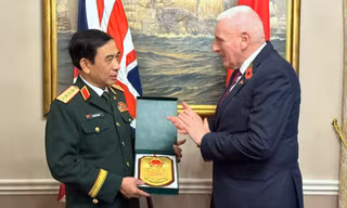 Đại tướng Phan Văn Giang và Quốc vụ khanh Quốc phòng Anh Vernon Coaker nhất trí giao các cơ quan chức năng của hai Bộ Quốc phòng tích cực thúc đẩy, triển khai các nội dung được thống nhất trong cuộc gặp.