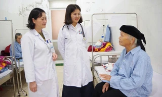 Cô học trò nghèo trở thành bác sĩ nhờ tấm lòng của những người lính