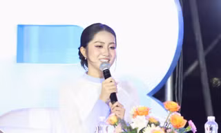 Hoa hậu Hà Trúc Linh, Bảo Ngọc lan tỏa nét đẹp truyền thống Việt Nam trước chợ Bến Thành