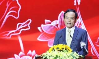 Bí thư Thành ủy TPHCM Trần Lưu Quang trao đổi với các văn nghệ sĩ.