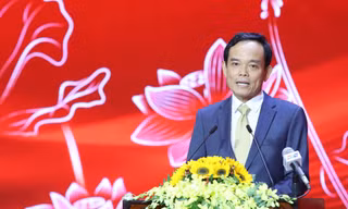 Bí thư Thành ủy TPHCM Trần Lưu Quang trao đổi với các văn nghệ sĩ.