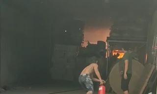 Cháy xưởng giấy, công nhân nhanh trí dùng xe nâng cứu hàng