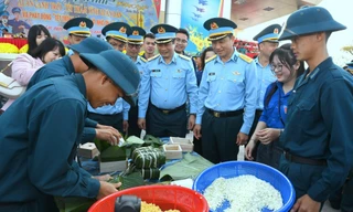 Rộn ràng xuân canh trời, ấm áp tình quân dân