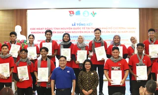 Thứ trưởng Bộ Thống nhất quốc gia Malaysia chung vui với sinh viên tình nguyện tại TPHCM
