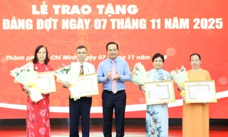 Chủ tịch UBND TPHCM Nguyễn Văn Được trao Huy hiệu Đảng tặng các đảng viên tiêu biểu
