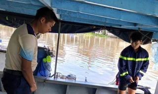 Lực lượng chức năng đưa thi thể Thiện lên ghe.