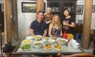 Mẹ con bà Lâm, chị Hằng làm cỗ tiếp khách trong ngôi nhà cổ hơn trăm tuổi Ảnh: NVCC 