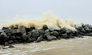 Bão số 5 áp sát đất liền, sóng biển cao 3-5 m ở Hà Tĩnh