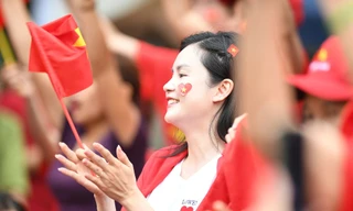 Biển người 'nhuộm đỏ' đường phố, háo hức chờ sơ duyệt diễu binh