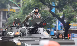Dàn khí tài quân sự di chuyển về quảng trường Ba Đình chuẩn bị sơ duyệt 