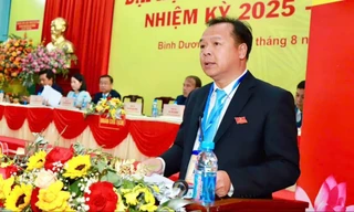 Lãnh đạo TPHCM chụp hình lưu niệm với Đảng bộ phường Phú Lợi tại đại hội