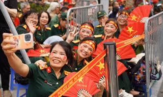 Nghìn người háo hức chờ đón Tổng duyệt diễu binh, diễu hành