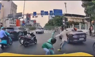 [Clip] Hai người đàn ông 'tỉ thí võ thuật' giữa đường phố TPHCM 