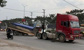 Xe đầu kéo đang lưu thông bất ngờ bị gãy trục, rơi rơ-moóc ra đường