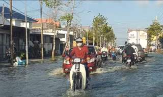 Triều cường lên cao, Quốc lộ 1 qua Cà Mau ngập sâu vào sáng sớm