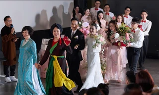 Nữ ca sĩ mang cả đám cưới vào rạp phim