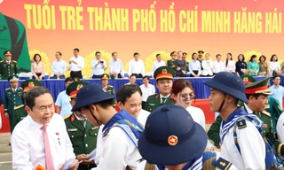 Chủ tịch Quốc hội Trần Thanh Mẫn tiễn tân binh TPHCM lên đường nhập ngũ