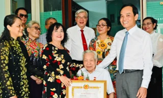 Bí thư Thành ủy TPHCM Trần Lưu Quang trao Huy hiệu 80 năm tuổi Đảng đến cụ Tạ Đăng Siêu