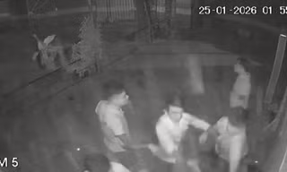Camera ghi cảnh nam thanh niên bị nhóm người đánh gục tại nhà dân