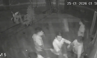 Camera ghi cảnh nam thanh niên bị nhóm người đánh gục tại nhà dân