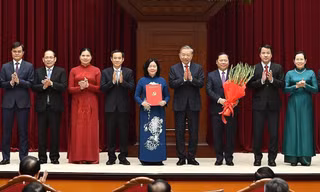 Tổng Bí thư, Chủ tịch nước Tô Lâm trao quyết định của Bộ Chính trị về công tác cán bộ