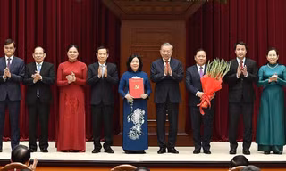 Tổng Bí thư, Chủ tịch nước Tô Lâm trao quyết định của Bộ Chính trị về công tác cán bộ