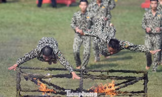 Chiến binh Đặc công trình diễn võ thuật và trống hội hoành tráng