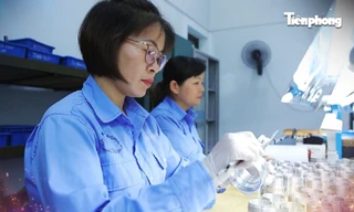 Những bóng hồng ‘chăm sóc’ ngòi đạn để tổng lắp vũ khí cho Quân đội