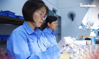 Những bóng hồng ‘chăm sóc’ ngòi đạn để tổng lắp vũ khí cho Quân đội