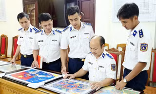 Hai học sinh giành giải Nhất thi vẽ tranh, viết cảm nhận về biển đảo quê hương