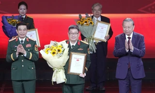 Tổng Bí thư Tô Lâm trao thưởng tác phẩm xuất sắc nhất cuộc thi báo chí ‘Vững bước dưới cờ Đảng’