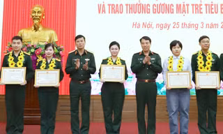 Hơn 300 sĩ quan trẻ Tổng cục Hậu cần - Kỹ thuật được thăng quân hàm trước niên hạn