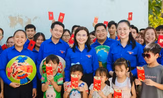 Bí thư Trung ương Đoàn Nguyễn Phạm Duy Trang thăm, chúc Tết công nhân khó khăn