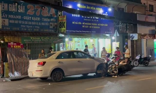 TPHCM: Ô tô mất lái tông xe máy trong đêm, bé trai nguy kịch