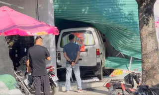 Ô tô lao vào siêu thị sau cú húc của xe tải