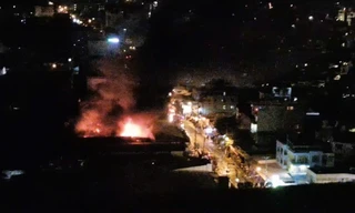 Cháy lớn giữa đêm tại xưởng sản xuất bóng đèn ở TPHCM