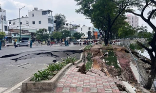 Truy nguyên nhân vụ mảng đường lớn sụt xuống kênh ở TPHCM